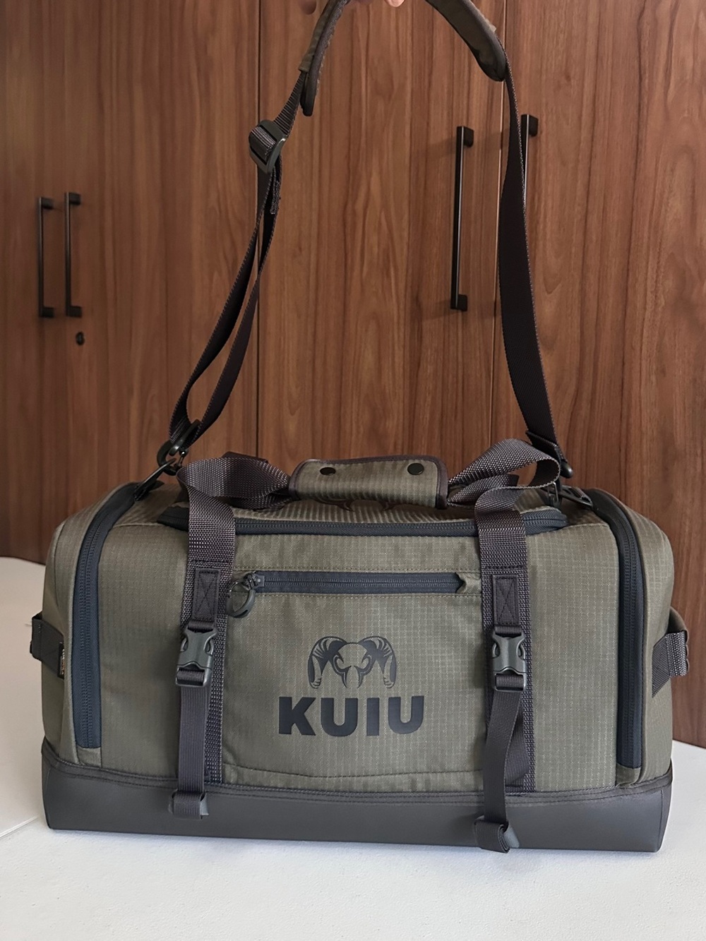 Distance Duffel Versatile range duffel with storage options for multiple uses.